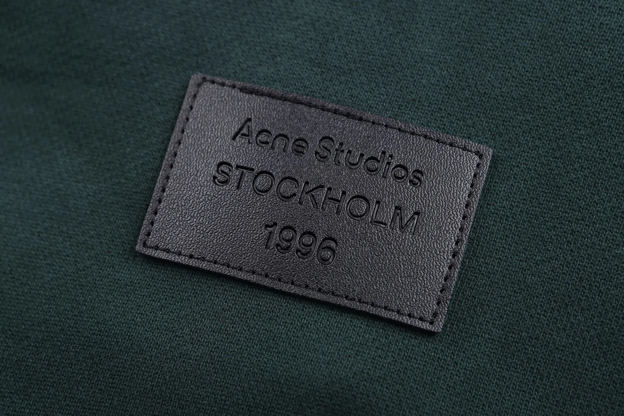AP Acne Studios 26SSRetro leather lapel contrast striped sweatshirt ●Authentic 5469 purchased and developed ●Custom dyed double-ply terry sweatshirt material ●Exquisite technical leather ●Template embroidery ●Fabric fermentation wash ●Customized 1:1 leather tag ●Customized 1:1 buttons ●Customized 1:1 trademark ●Loose fit ●Size: S M L XL ●Style number: 26231/4B#30
